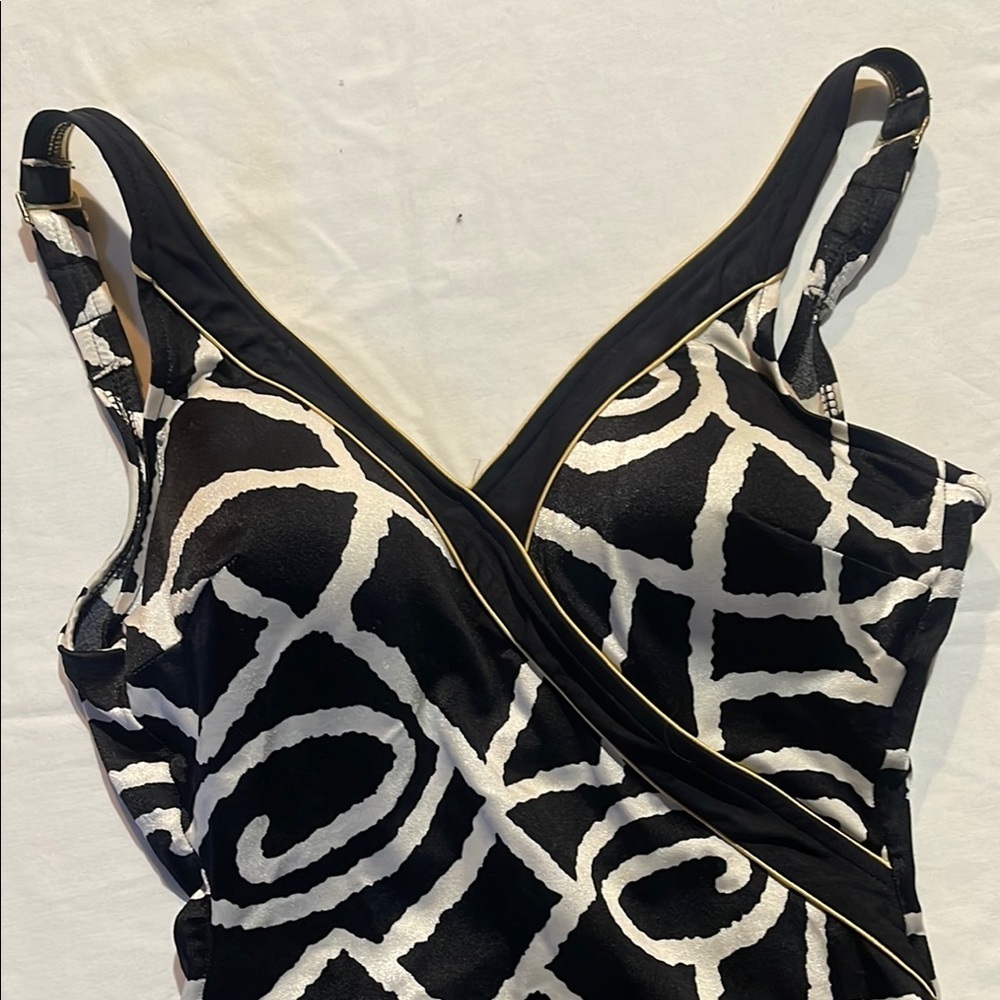 Black and White Geometric One-Piece Swimsuit - Picture 6 of 11